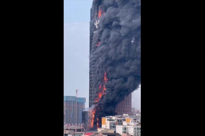 Api telan gedung pencakar langit di kota Changsha China GMA News Online