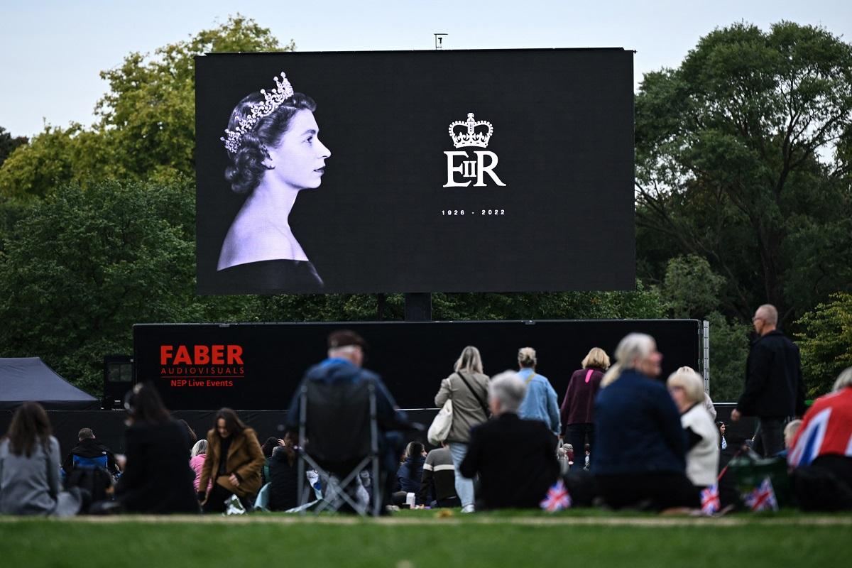 Kerumunan memadati London untuk pemakaman Ratu Elizabeth II GMA News Online