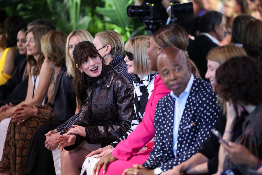 Anne Hathaway, dressed like her 'The Devil Wears Prada' character, sits  next to Anna Wintour at NYFW | GMA News Online