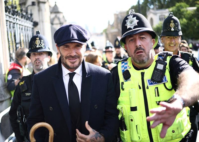 Eski İngiltere futbol kaptanı Beckham, Kraliçe Elizabeth’in tabutunu görmek için sıraya girdi │ GMA News Online