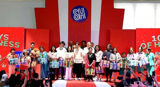 Dalam foto: pria dan wanita substansi dari LGU Kota Quezon, SM Supermalls, Pramuka Filipina, Brownies Unlimited, Spark PH, dan Asosiasi Down Syndrome Filipina