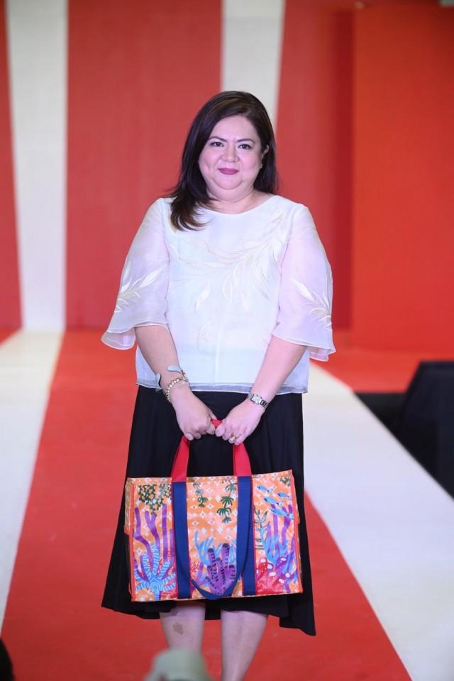 Desainer Zarah Juan, bersama dengan mitra pemerintah lokal QC, Spark PH, dan SM Supermalls dalam program Vote to Tote - sebuah inisiatif yang didorong untuk, dan oleh, perempuan terpinggirkan dan orang-orang perempuan yang dirampas kebebasannya.
