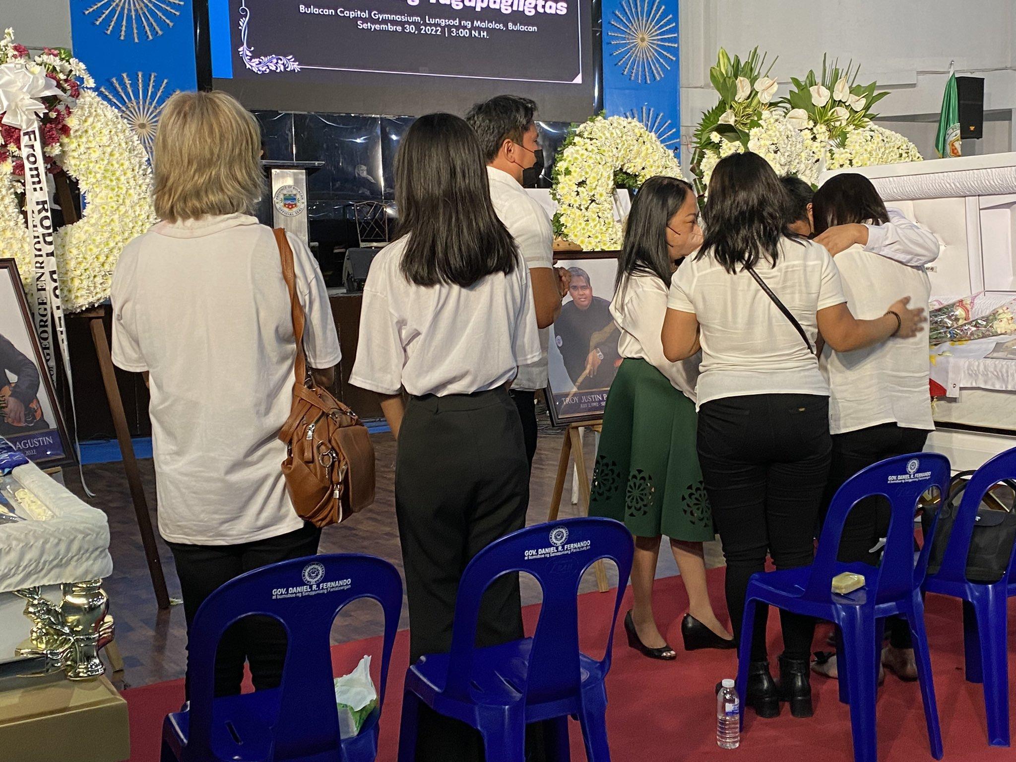 Keluarga, kolega, warga memberikan penghormatan khusus untuk penyelamat Bulacan yang gugur GMA News Online