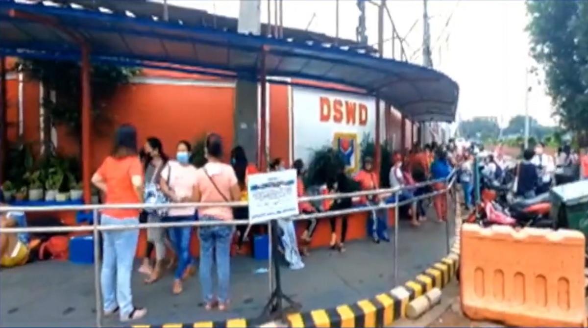 Orang-orang masih beramai-ramai ke Kantor Pusat DSWD berharap mendapat bantuan pendidikan GMA News Online