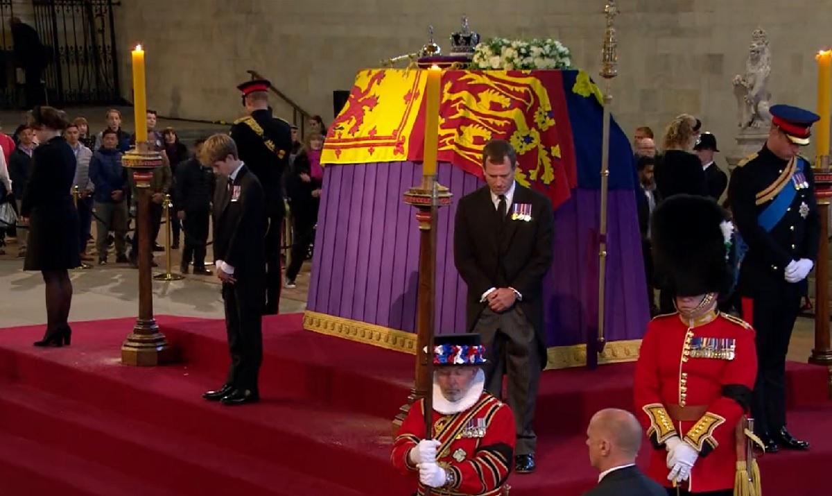 Pangeran William, Pangeran Harry berjaga-jaga dengan sepupu di peti mati Ratu Elizabeth GMA News Online