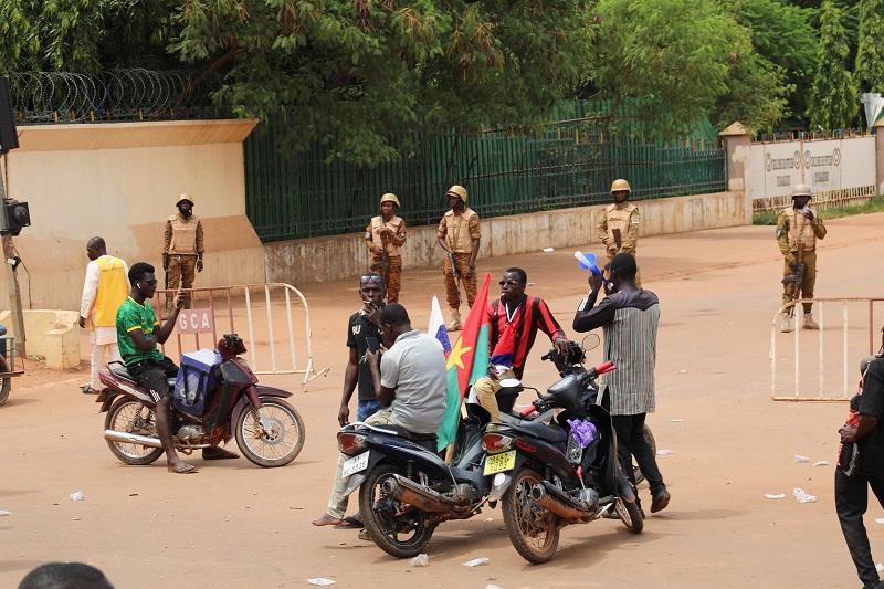 Kapten tentara Burkina Faso mengumumkan penggulingan pemerintahan militer GMA News Online