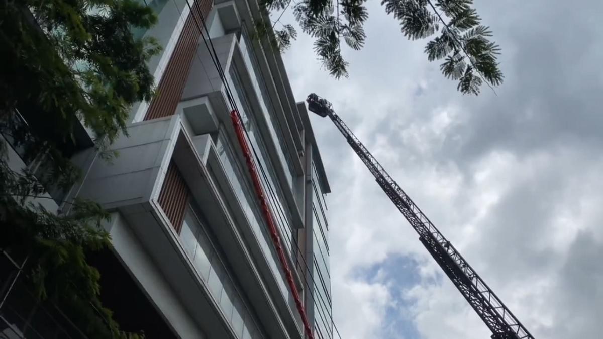 Petugas pemadam kebakaran berani menyelamatkan 49 orang yang terjebak di gedung QC GMA News Online