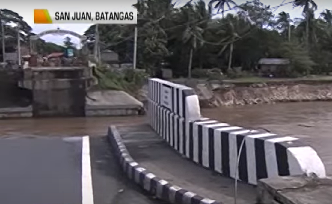Jembatan yang menghubungkan Quezon dan Batangas runtuh di sungai ragasa, menebang pohon