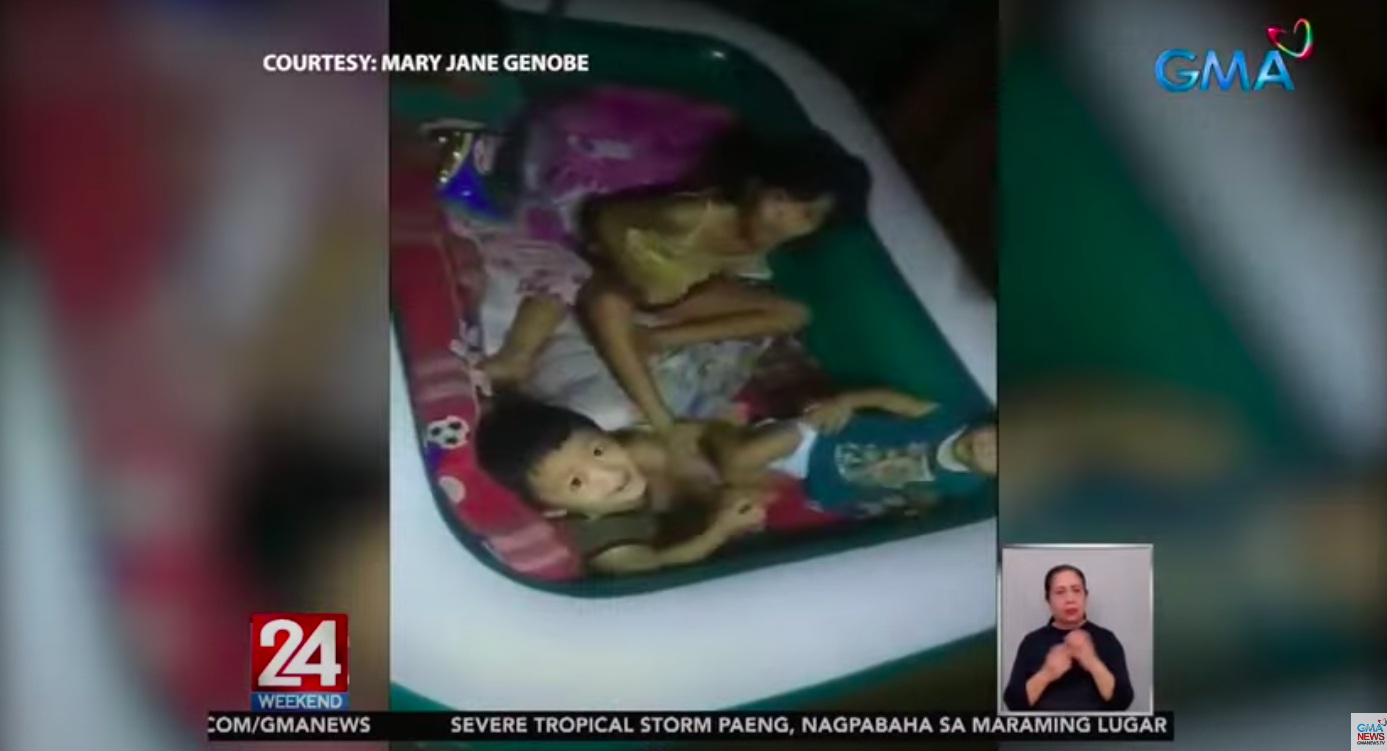 Bunda, kolam tiup disiapkan agar anak-anak bisa tidur meski rumah kebanjiran
