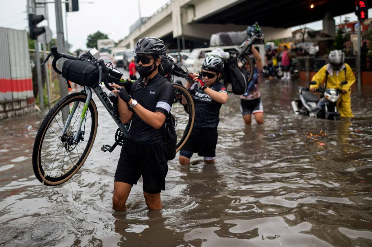 Las Pinas Among Flooded Areas Due To Paeng Photos GMA News Online   Flood 2022 10 30 11 16 15.JPG