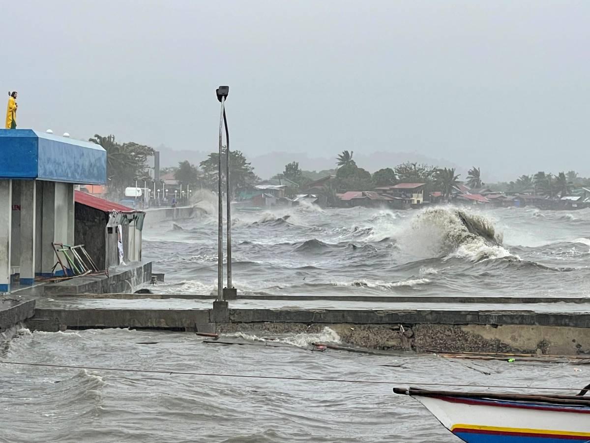 Paeng membanting ke Quezon, menyebabkan banjir, ombak besar