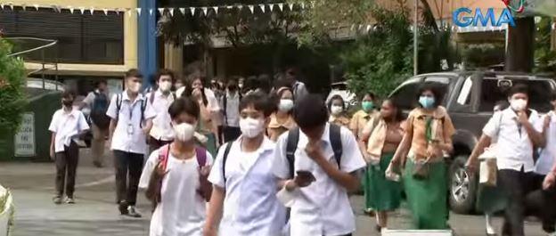 Beberapa sekolah tetap memakai masker saat kelas tatap muka dimulai minggu depan