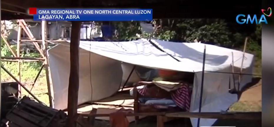 Penduduk kota Abra berlindung di tenda-tenda setelah gempa merusak rumah mereka