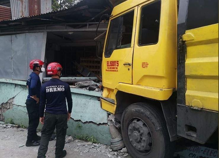 Truk bandel menabrak rumah di Jalan Batasan, beberapa terluka GMA News Online