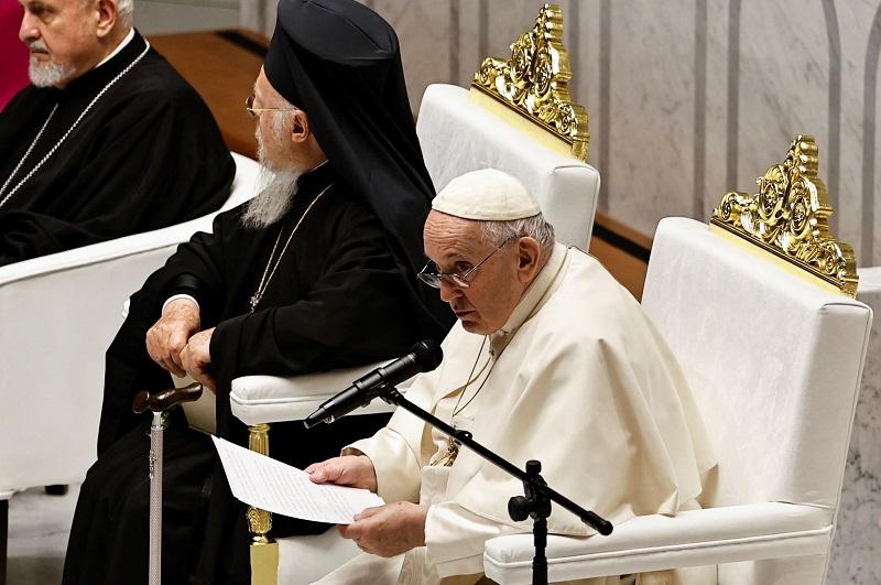 Paus, di Bahrain, mengutuk persenjataan kembali mendorong dunia ke ‘tepi’