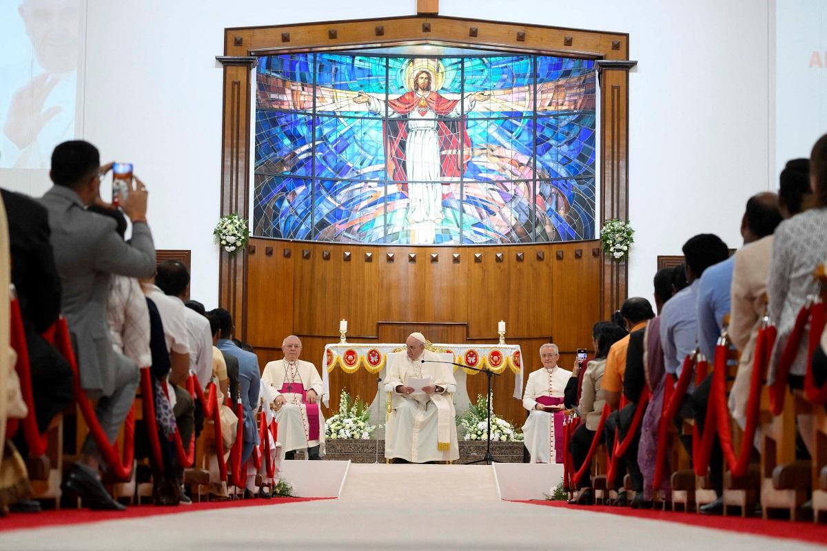 Paus Fransiskus menghadiri pertemuan doa di Gereja Hati Kudus, pada hari terakhir perjalanan apostoliknya, di Manama, Bahrain, 6 November 2022. Media Vatikan/Handout via REUTERS