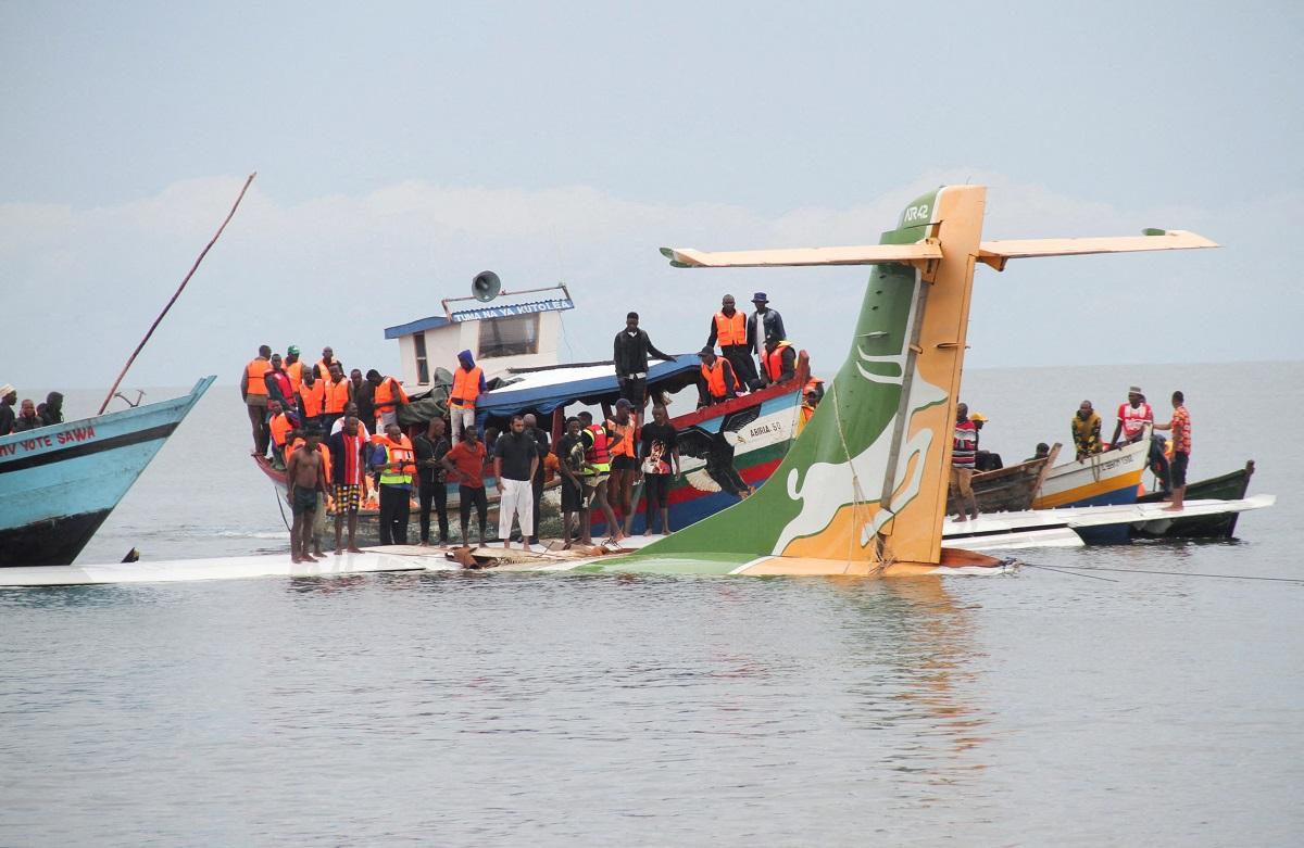 Rescuers attempt to recover the Precision Air passenger plane that crashed into Lake Victoria in Bukoba, Tanzania, November 6, 2022. REUTERS/ Stringer