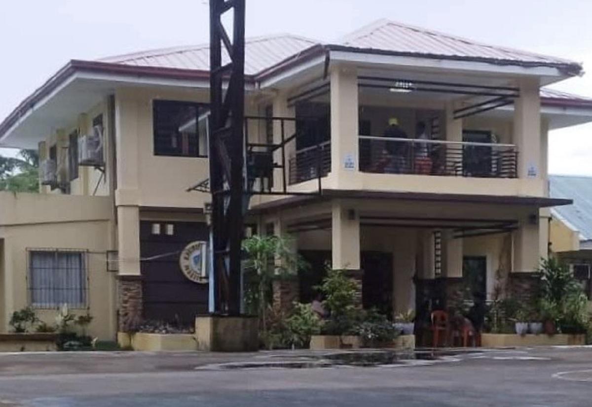 Pengadilan memerintahkan Jomalig, walikota Quezon untuk melepaskan jabatannya