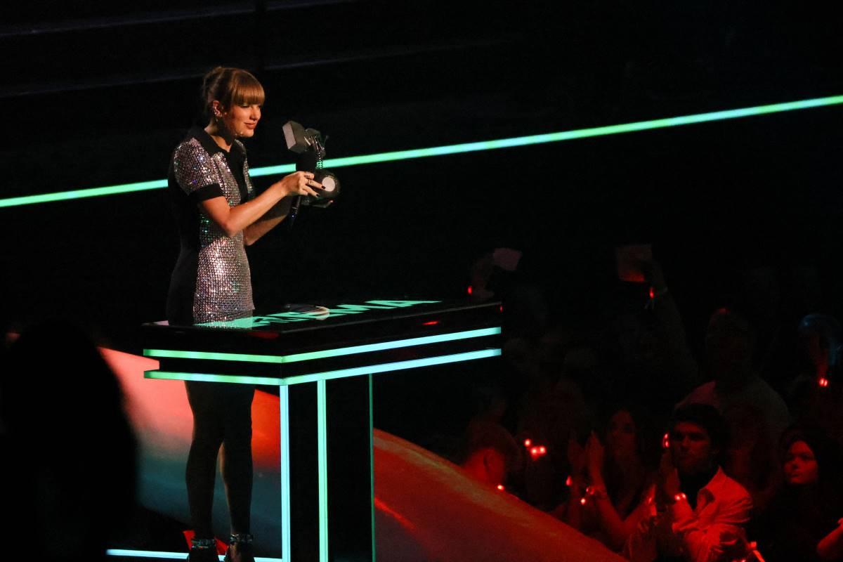 Taylor Swift wins most prizes at MTV Europe Music Awards