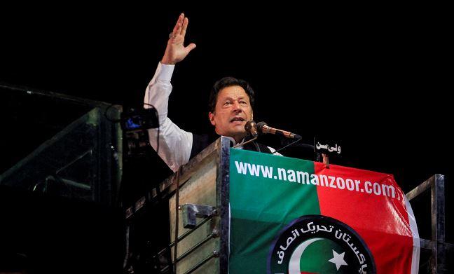 Mantan PM Pakistan Khan terluka dalam penembakan di konvoi, kata ajudan