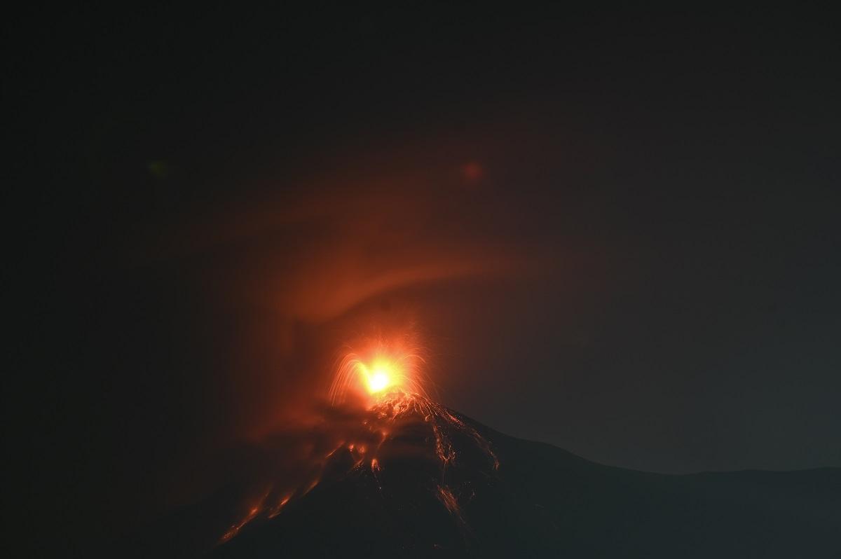 Gunung berapi meletus di Guatemala, memaksa penutupan jalan