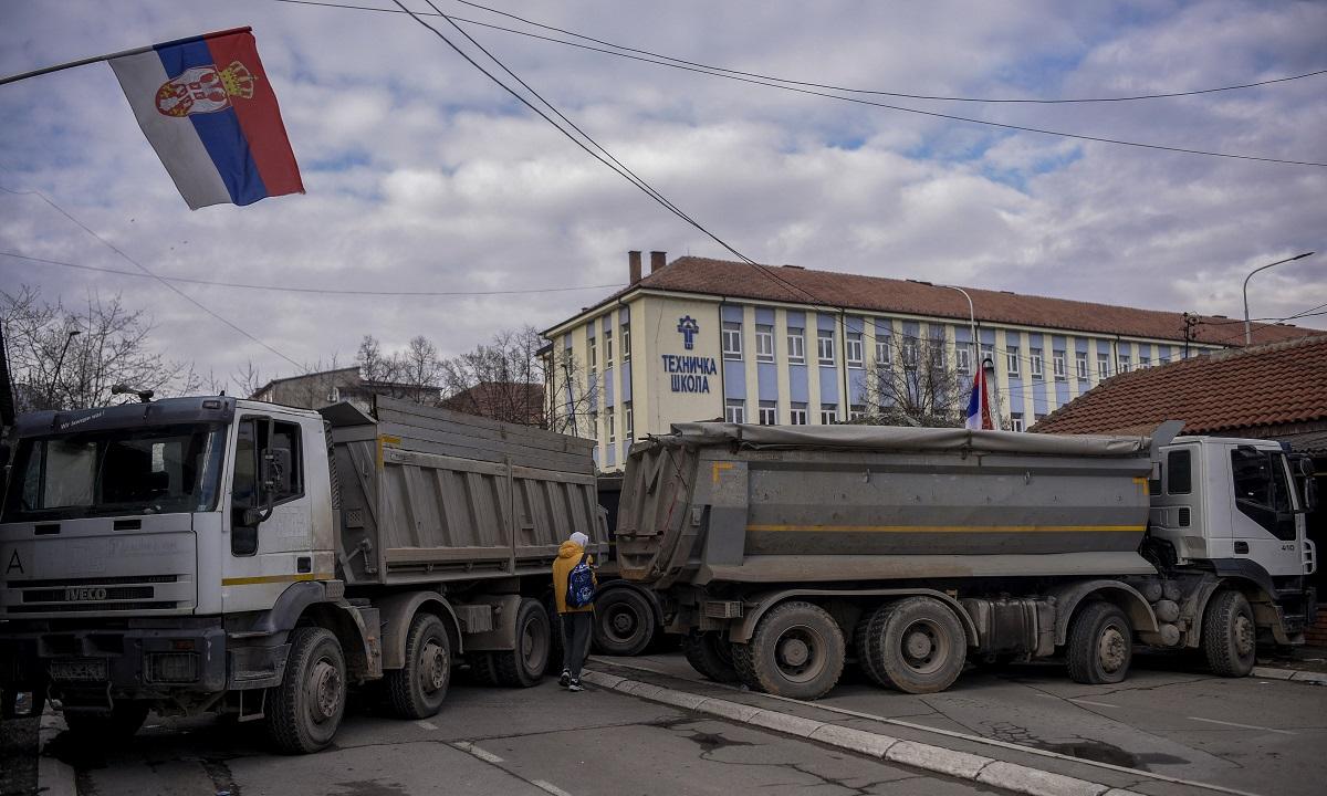 Serbia membongkar barikade saat kebuntuan Kosovo mereda