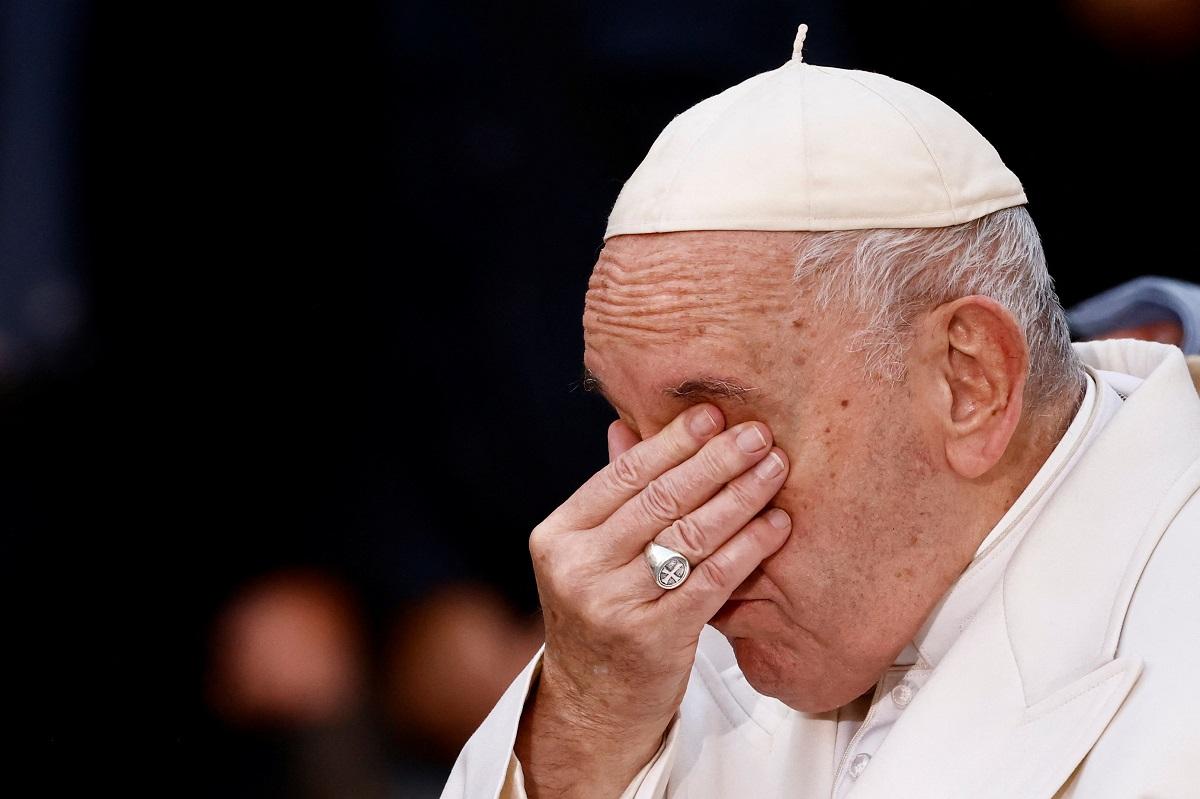 Paus menangis dan menangis saat menyebut Ukraina dalam doa umum