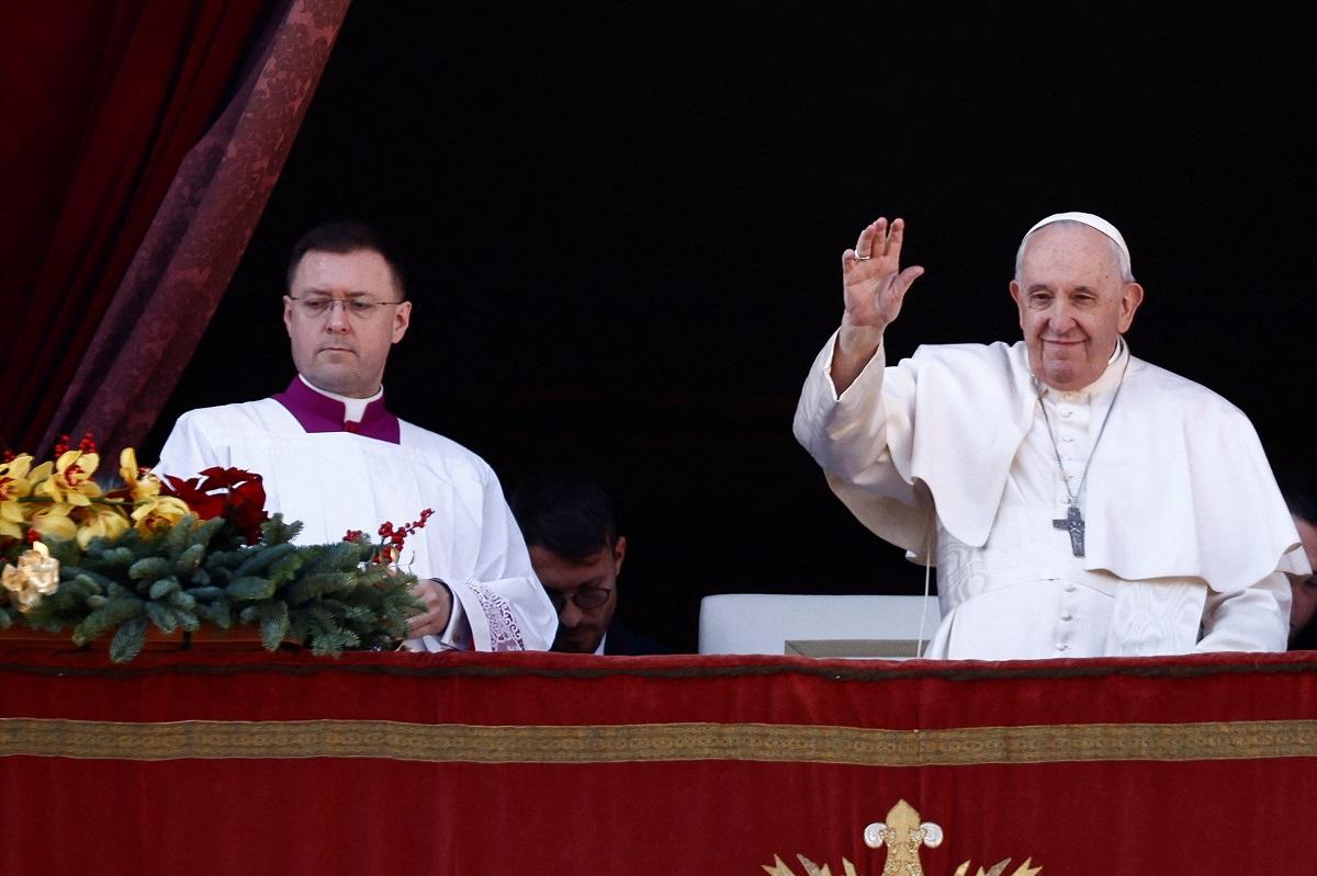 World is starving for peace, Pope Francis says in Christmas message