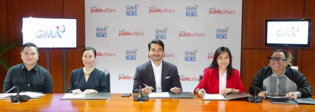 Atom Araullo (center) proudly renews ties with GMA Network. Present during the contract signing last December 17 were GMA Network Senior Vice President for Programming, Talent Management, Worldwide, and Support Group, and President of GMA Films Atty. Annette Gozon-Valdes (second from left); First Vice President of Public Affairs Nessa Valdellon (second from right); First Vice President and Head of GMA Regional TV and Synergy, and Acting Head of GMA Integrated News Oliver Victor B. Amoroso (leftmost); and Atomâ€™s manager Noel Ferrer (rightmost).