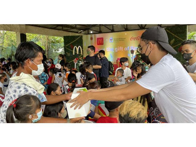 Sharing smiles this Christmas cover