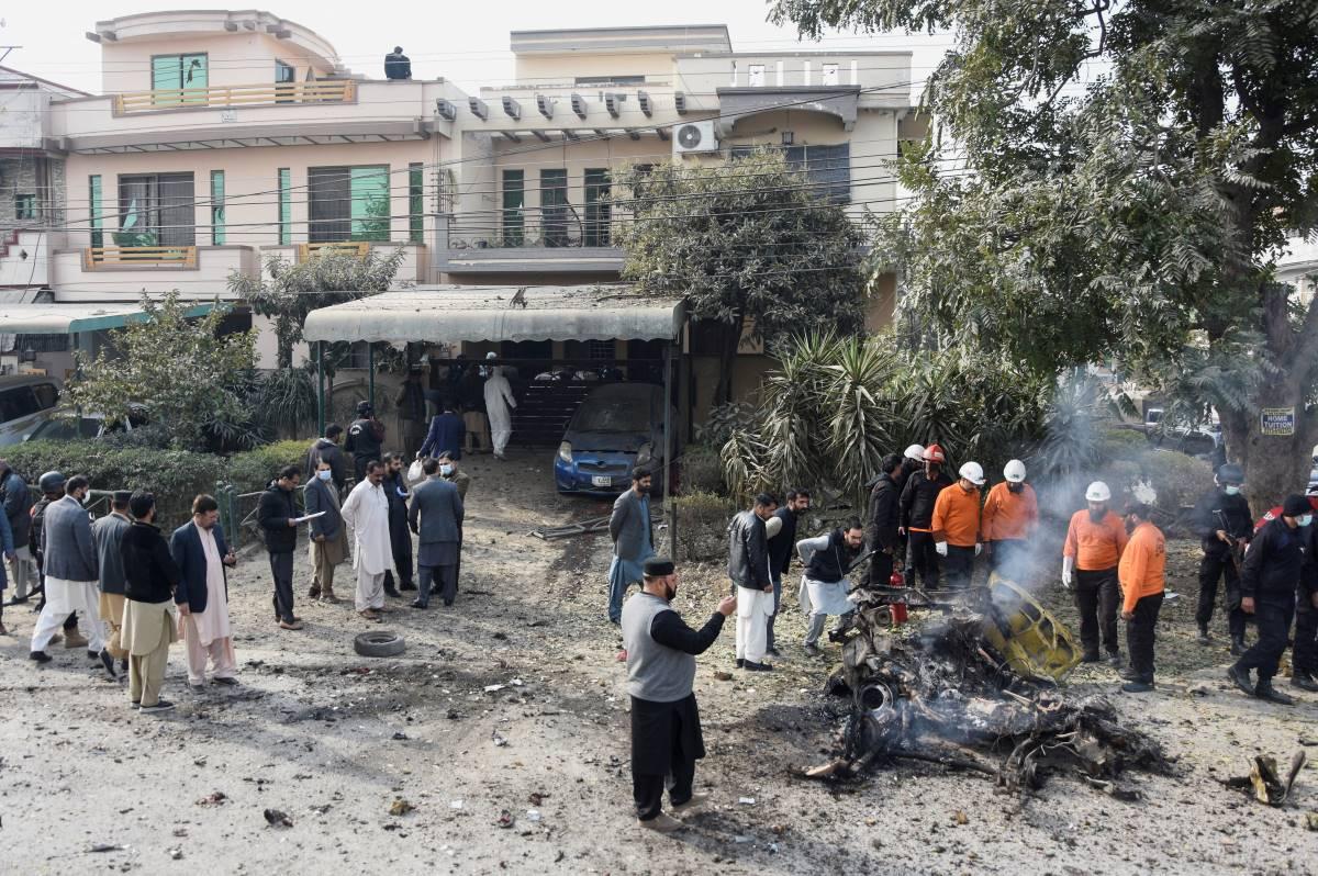 Suspected militants heading for Pakistani gov't target blow themselves up