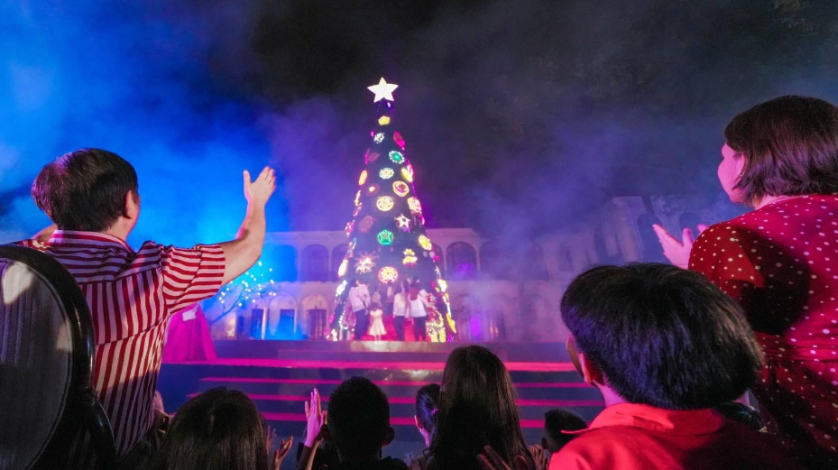 Marcos greets visitors who went to see Palace Christmas tree, lantern display