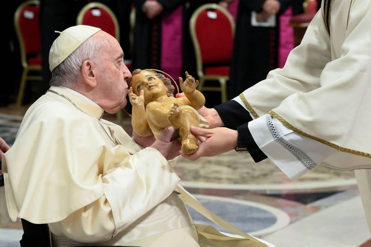 Remember the war weary and the poor, Pope Francis urges on Christmas Eve