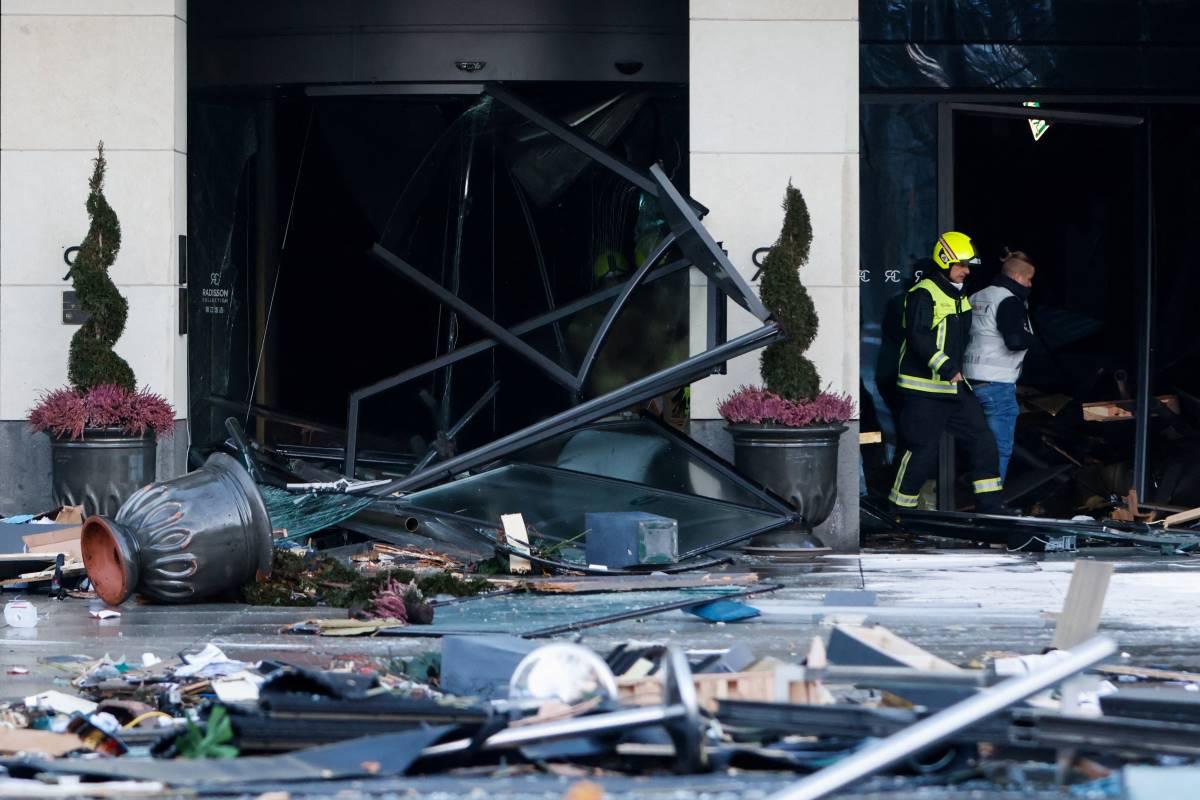 Huge Berlin aquarium bursts, spilling 1,500 fish onto road