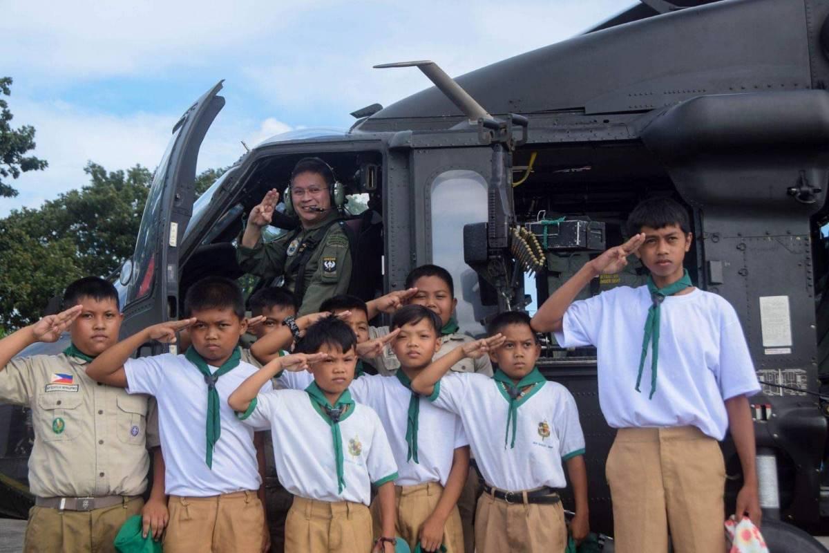 Ilang Boy Scout sa Zamboanga City, sinorpresa ng helicopter ride ng Air Force