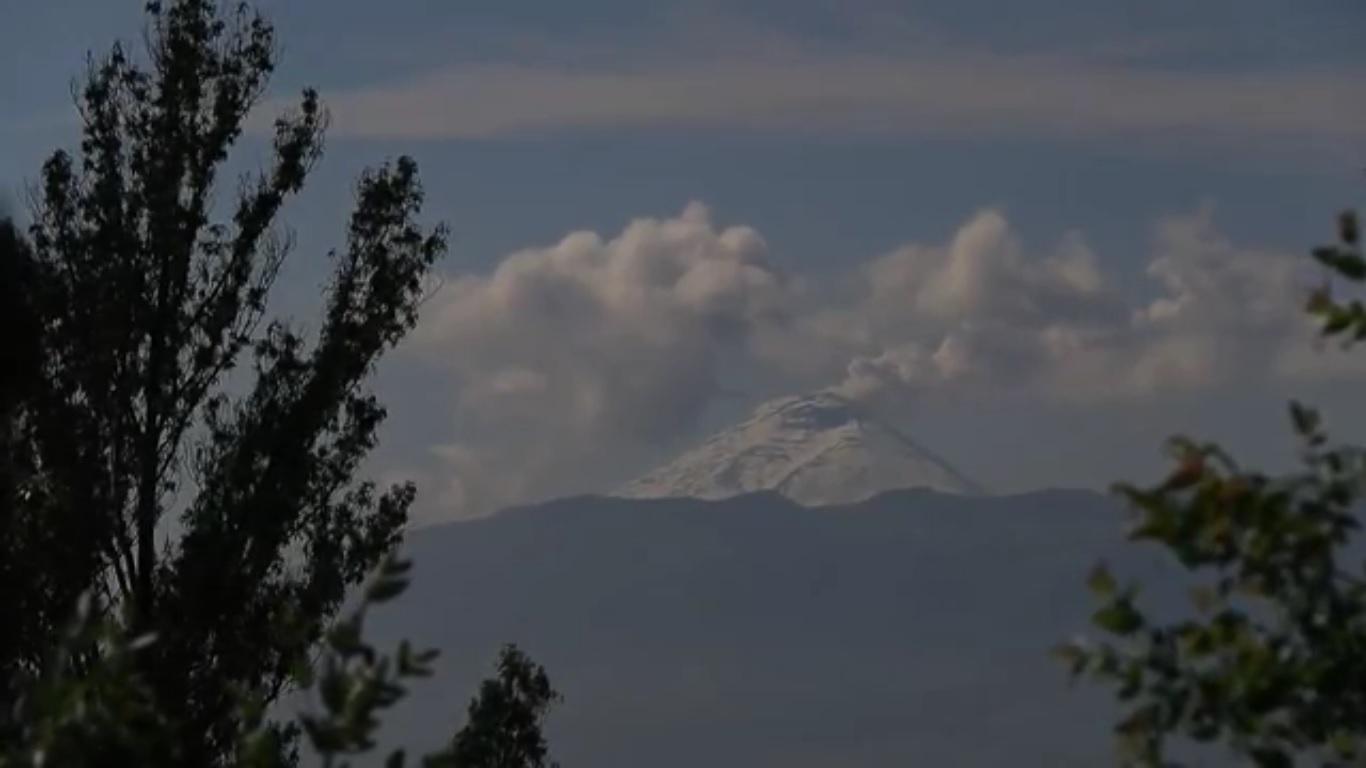 Gunung berapi Ekuador melepaskan awan abu yang mempengaruhi sebagian ibu kota