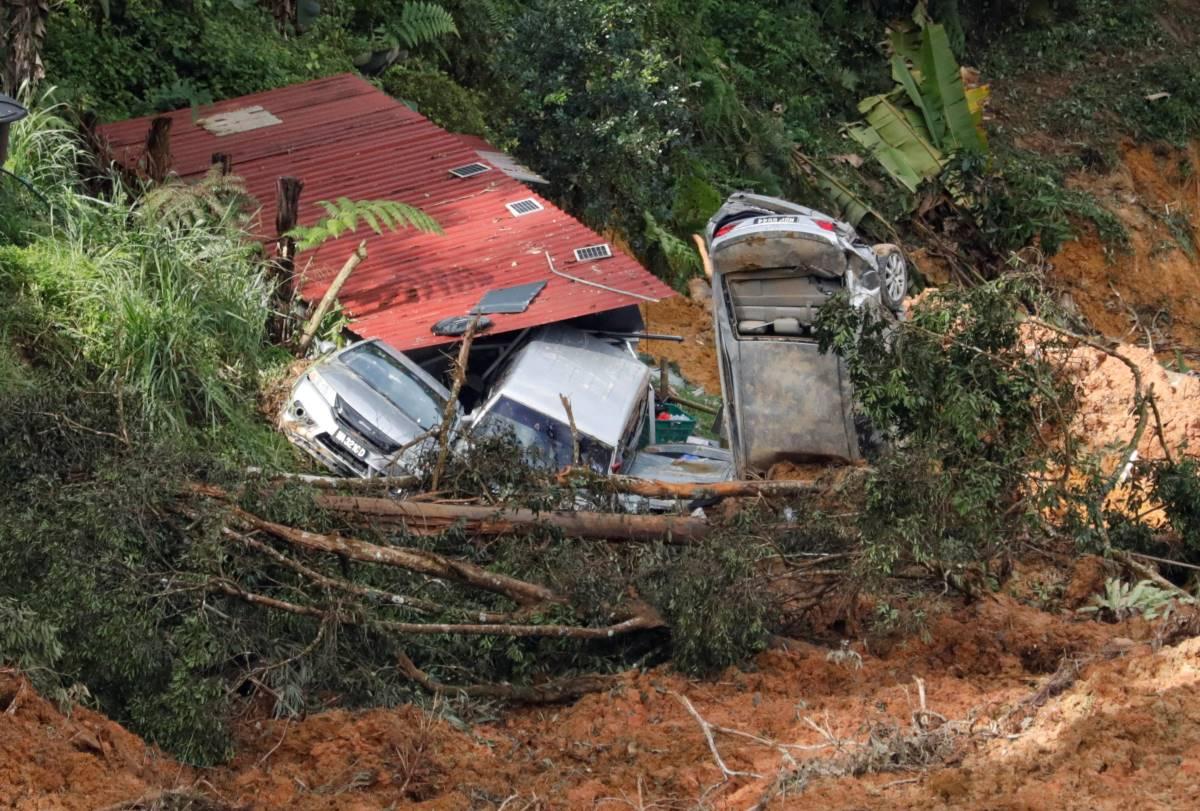 Pencarian di perkemahan Malaysia berlanjut karena 12 orang masih hilang setelah tanah longsor yang mematikan