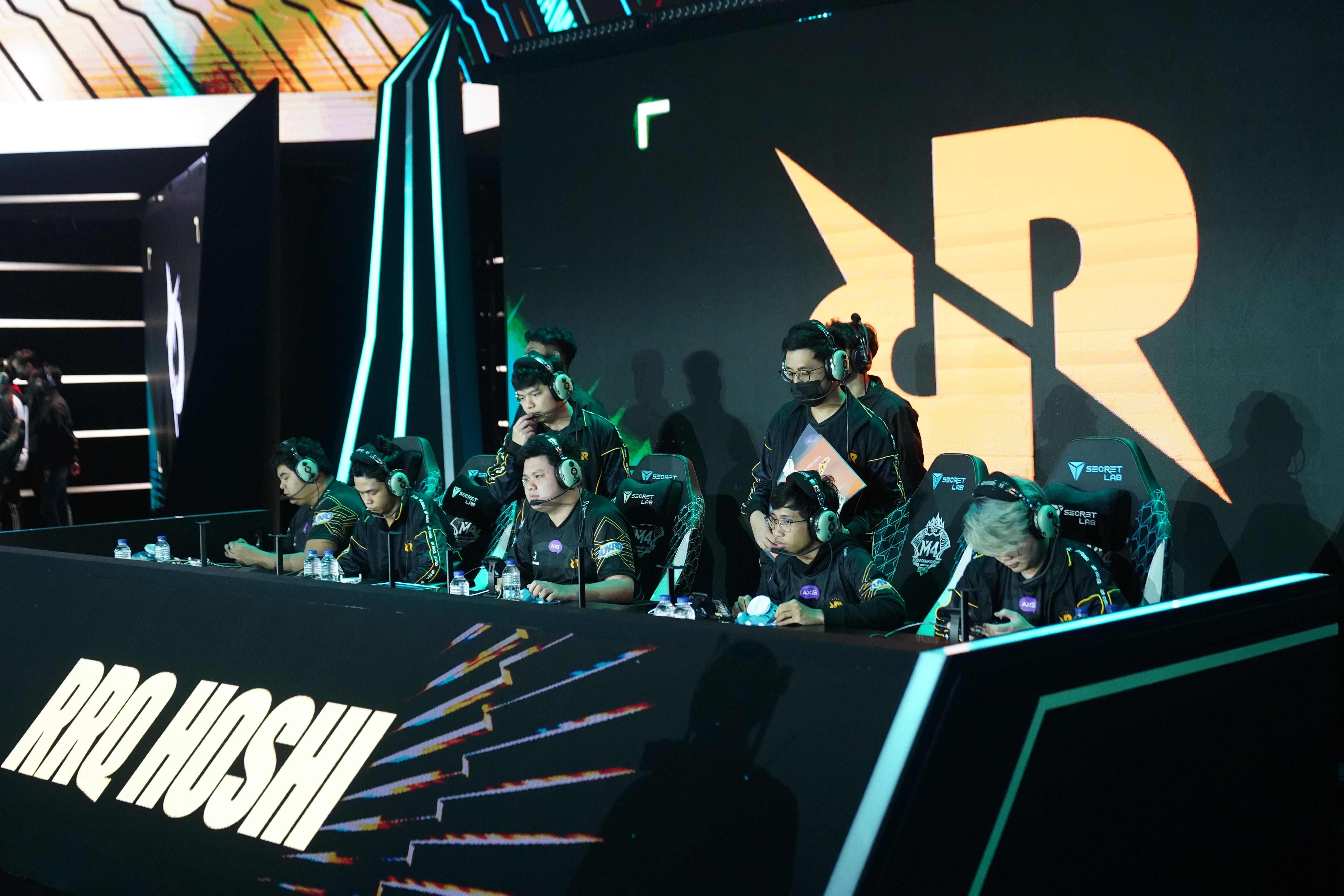 Pinoy coach Arcadia’s RRQ Hoshi through to M4 World Championship upper bracket semis