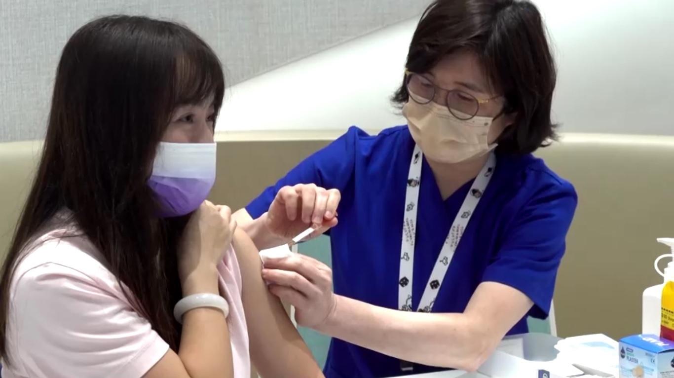 Mainland Chinese head to Hong Kong for mRNA COVID-19 vaccines