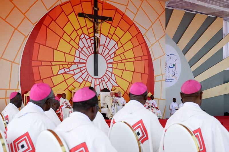 Papa Francis, geleneksel Latin Kitlesinin kullanımı konusunda bir kez daha vidaları çeviriyor