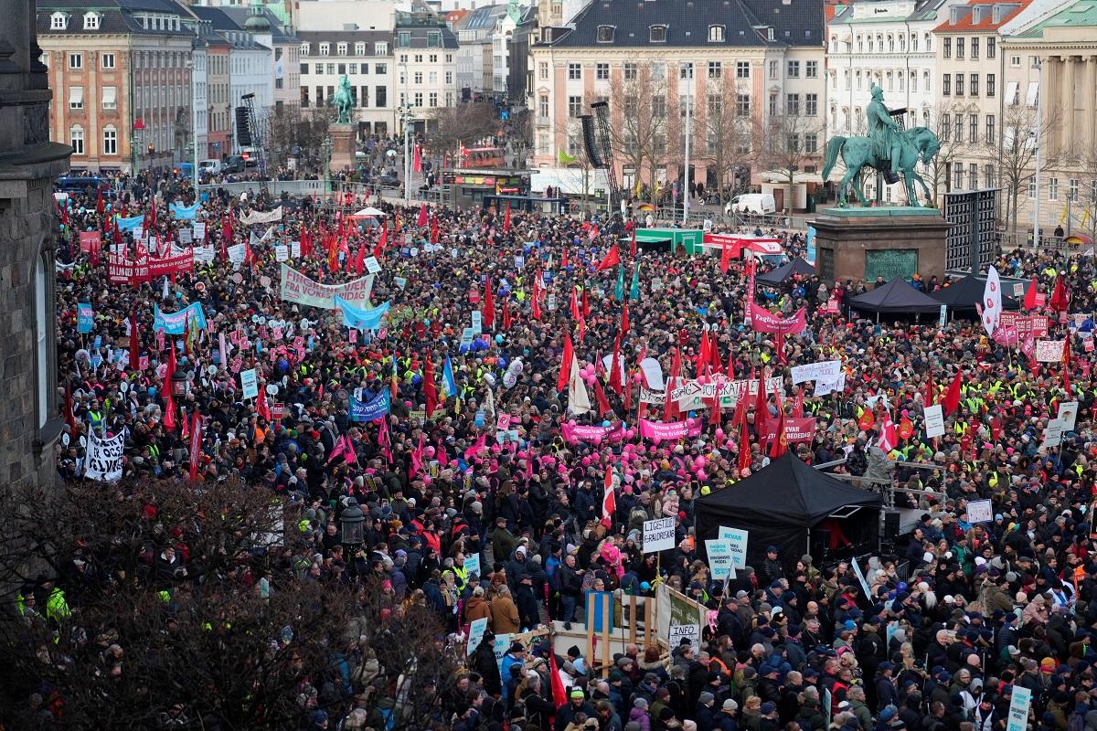 Ribuan orang Denmark memprotes pembatalan hari libur nasional