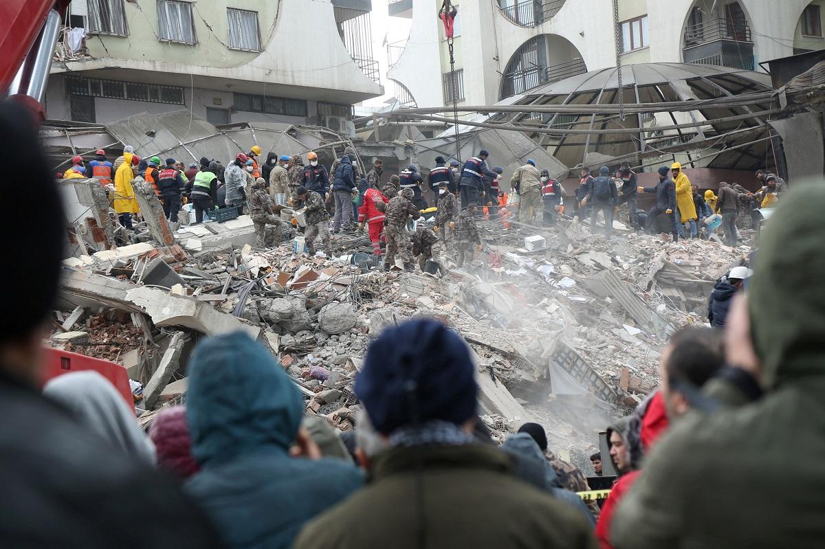 In Turkey, night fills with screams and crying as earthquake rescues go on