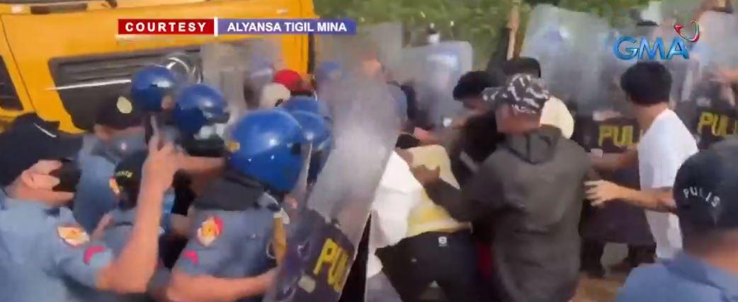 Polisi menerobos barikade pengunjuk rasa anti tambang di Pulau Sibuyan