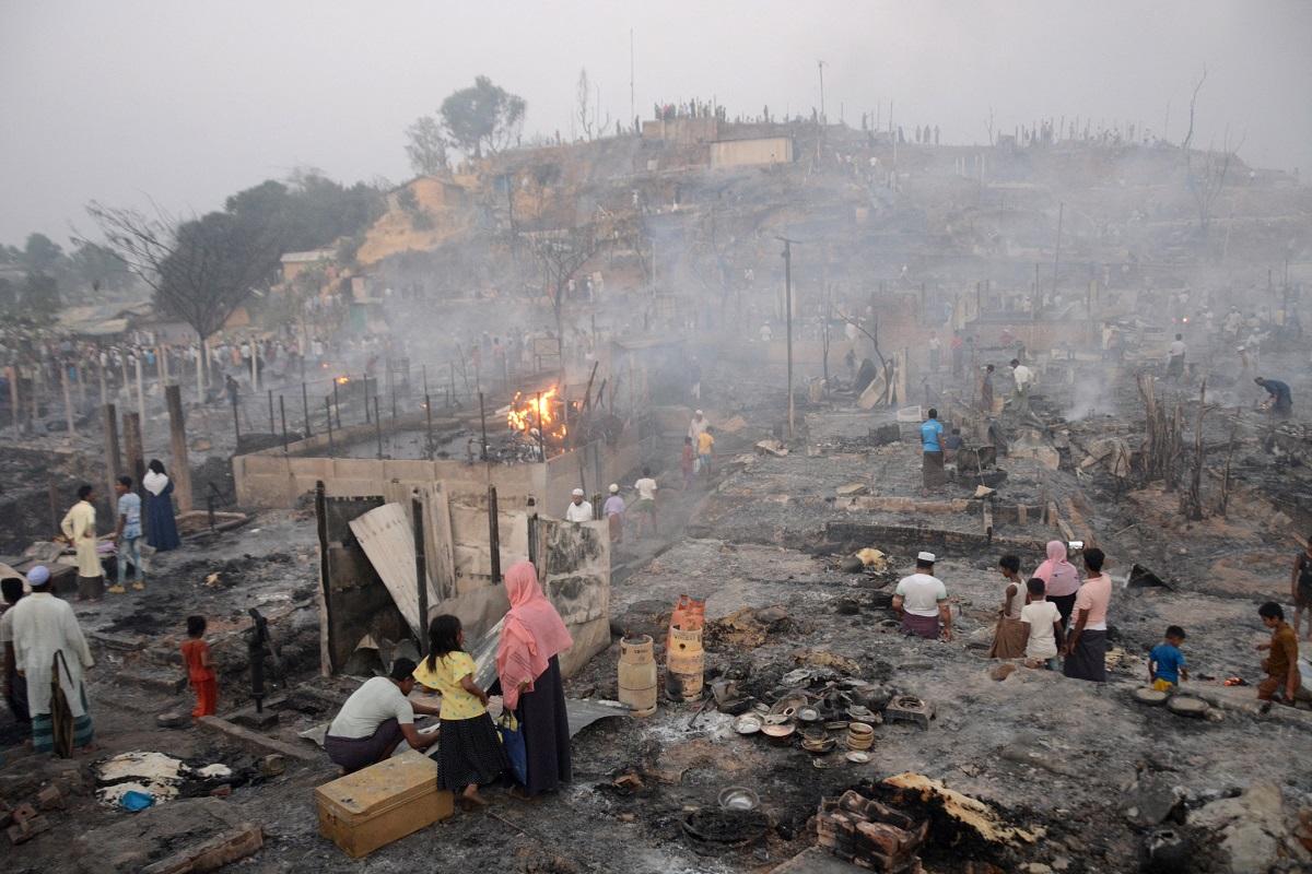 Kebakaran di kamp Rohingya di Bangladesh menyebabkan ribuan orang kehilangan tempat berlindung