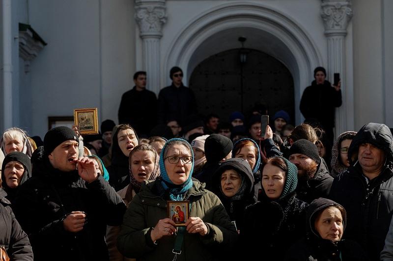 Scuffles at Kyiv monastery as Church accused of Russia ties resists eviction thumbnail