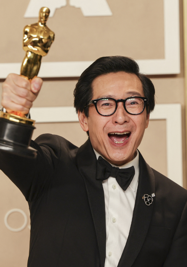 'Everything Everywhere' stars Ke Huy Quan, Jamie Lee Curtis win Oscars