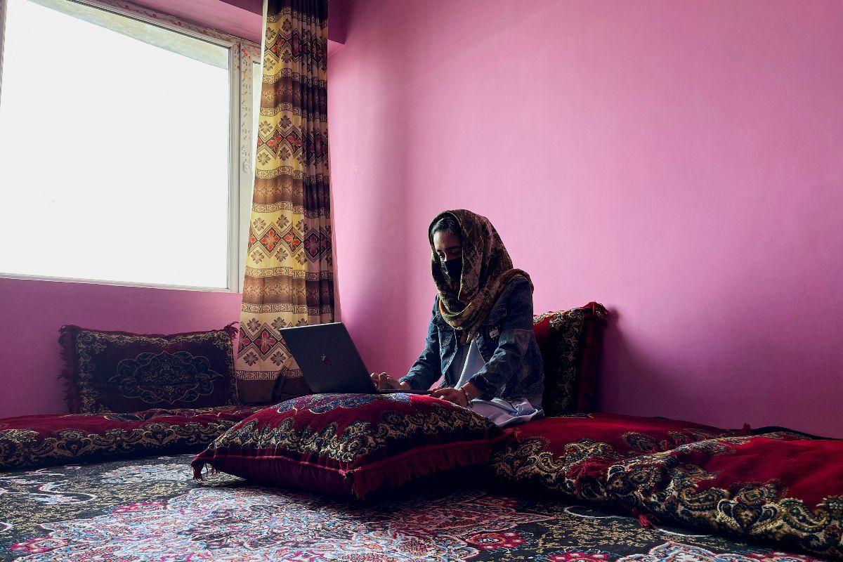 Afghan Girls Struggle With Poor Internet As They Turn To Online Classes Gma News Online
