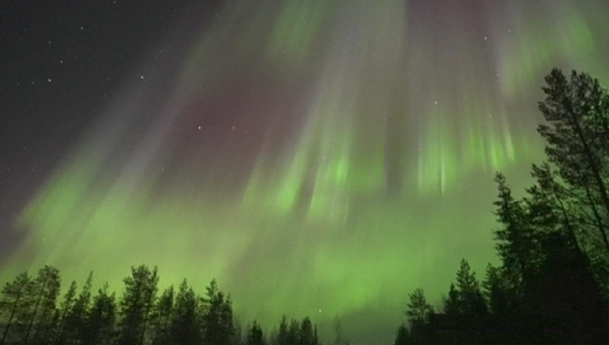 „Tanz“ bunter Lichter, beobachtet im Weltraum in Finnland