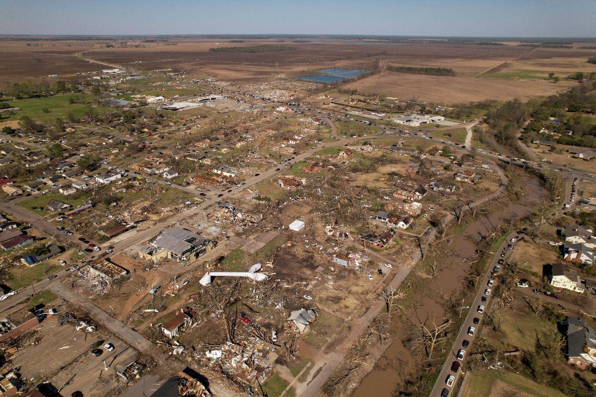 Tornado survivors in US pick through debris, grateful to be alive