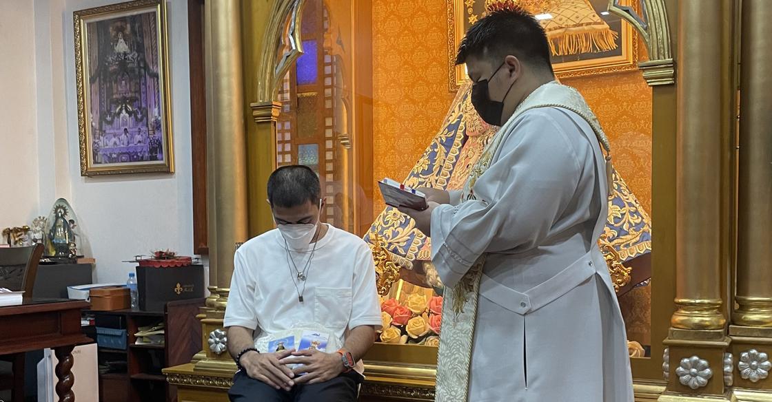 LA Tenorio prays at Antipolo Cathedral amid battle with colon cancer